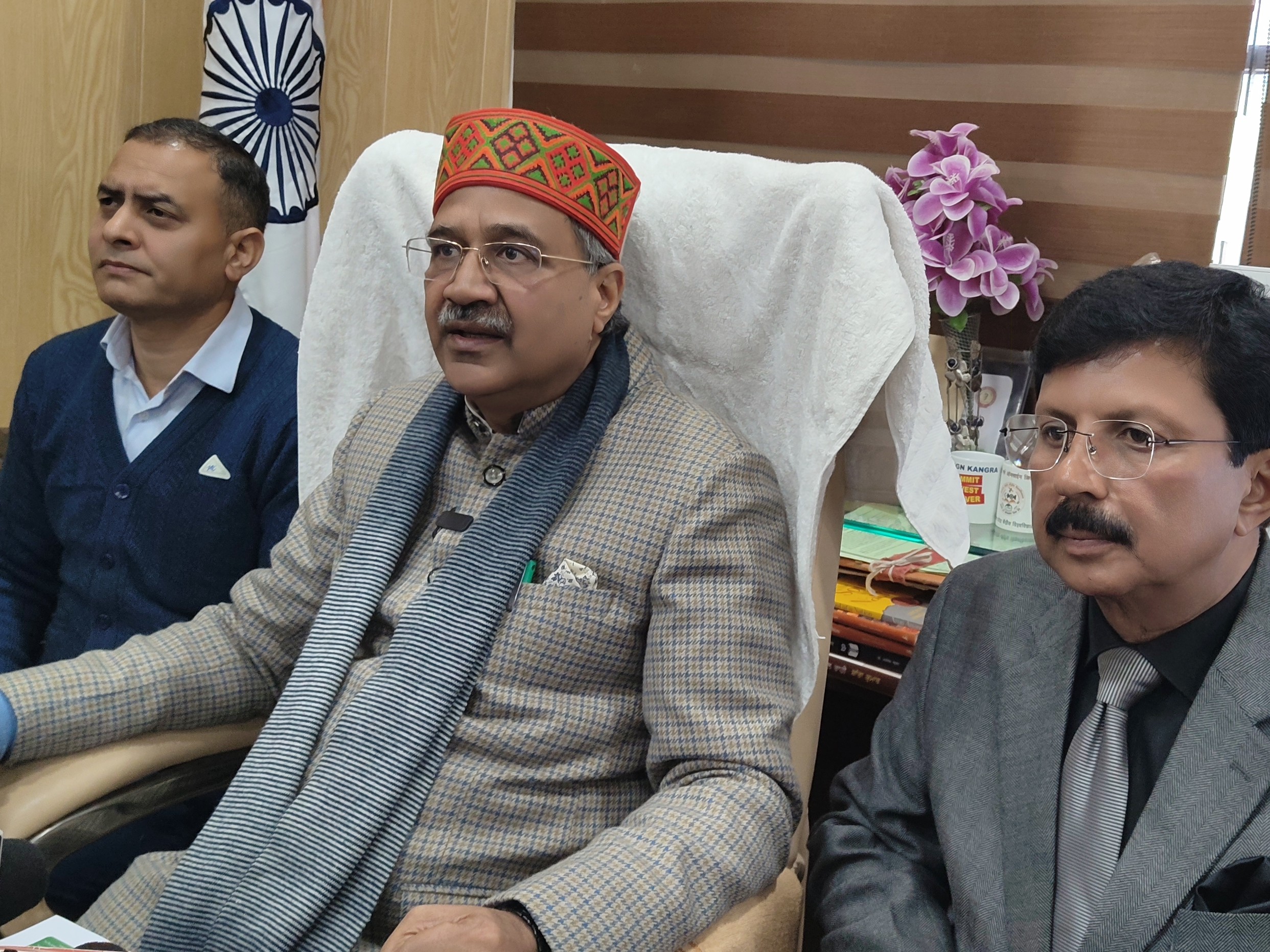 कॉन्फ्रेंस के बारे में जानकारी देते कुलपति