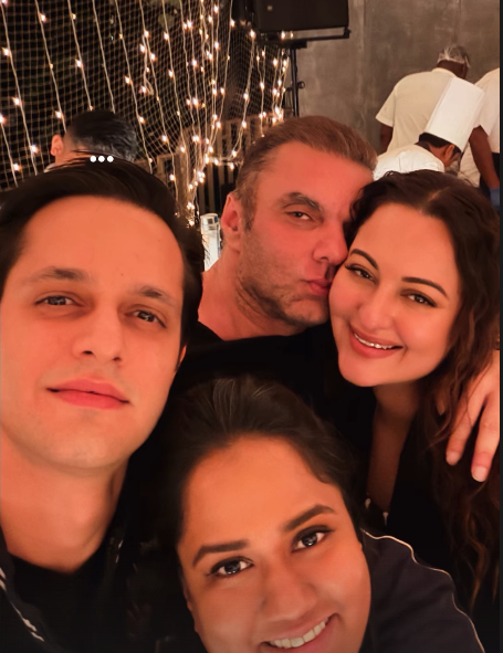 एक्ट्रेस सोनाक्षी सिन्हा भी खान परिवार के सेलिब्रेशन का हिस्सा बनी थीं।