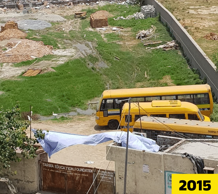 ये 2015 और 2025 की फोटो हैं। 2015 की फोटो में अंदर स्कूल बसें दिखाई दे रही हैं। गेट पर तरबिया एजुकेशन फाउंडेशन का नाम लिखा है।