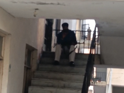 पुलिस ने करीब एक घंटे तक आरोपी को समझाने की कोशिश की लेकिन वह नहीं माना।