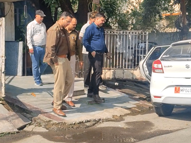 पुलिस आरिफ को गिरफ्तार करके ले गई।