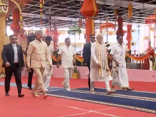 सत्य साई बाबा मंदिर में पीएम मोदी के साथ सीएम नायडू और डिप्टी सीएम पवन कल्याण भी मौजूद रहे।