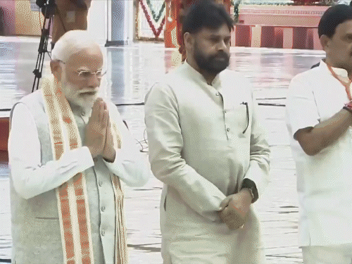 प्रधानमंत्री मोदी ने सत्य साई बाबा को श्रद्धांजलि दी।