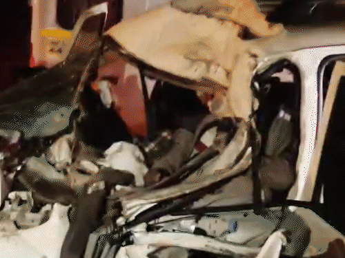 18 नवंबर की रात तेज रफ्तार स्कॉर्पियो खड़े ट्रक में घुस गई।