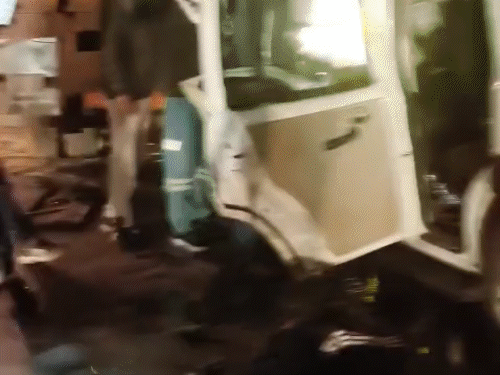 18 नवंबर की रात तेज रफ्तार स्कॉर्पियो ट्रक में घुस गई। हादसे के बाद लोगों ने घायलों को अस्पताल पहुंचाया।