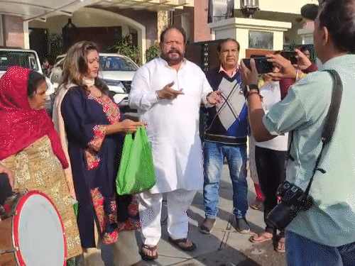 मेयर के घर के बाहर प्रदर्शन के दौरान महिला कांग्रेस से मेयर पति दविंदर बबला के बीच बहस हुई