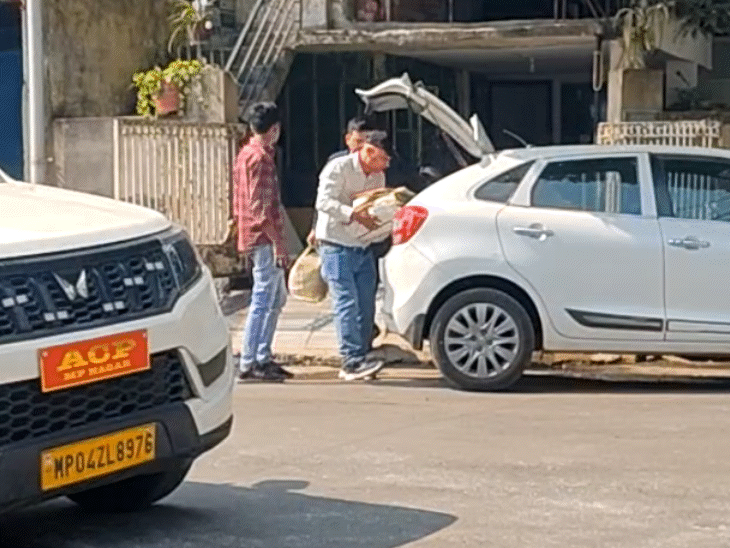 दुकानों से भारी मात्रा में दस्तावेज और स्टांप मिले हैं।