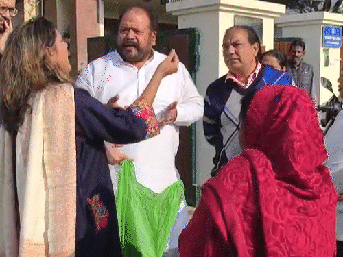 प्रदर्शन के दौरान मेयर पति दविंदर बबला और महिला कांग्रेस नेत्री के बीच तीखी बहस हुई।