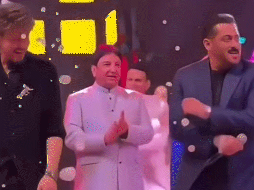 Shahrukh dances with Salman on O O Jaane Jaana | ओ-ओ जाने जाना पर सलमान- शाहरुख का वायरल डांस: दिल्ली के प्राइवेट इवेंट में जमकर थिरके दोनों खान, फैंस  बोले-करण ...