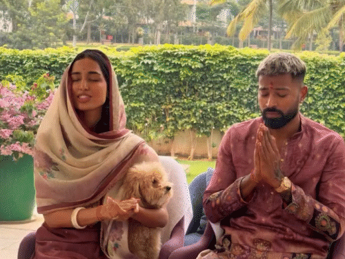 हार्दिक और उनकी गर्लफ्रेंड महीका शर्मा पूजा करते हुए।