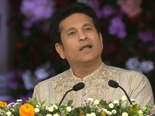 सत्य साई बाबा के शताब्दी समारोह में पूर्व क्रिकेटर सचिन सचिन तेंदुलकर और एक्ट्रेस ऐश्वर्या राय बच्चन भी पहुंचे।