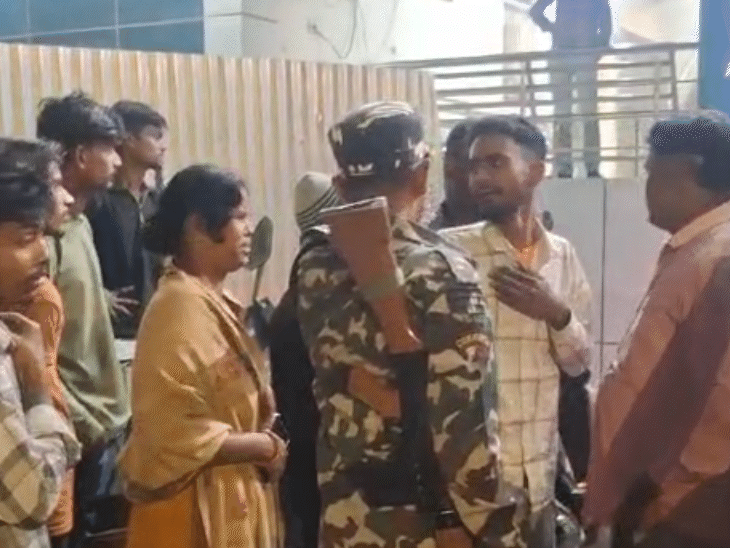 वारदात के बाद घटनास्थल पर जुटी भीड़।