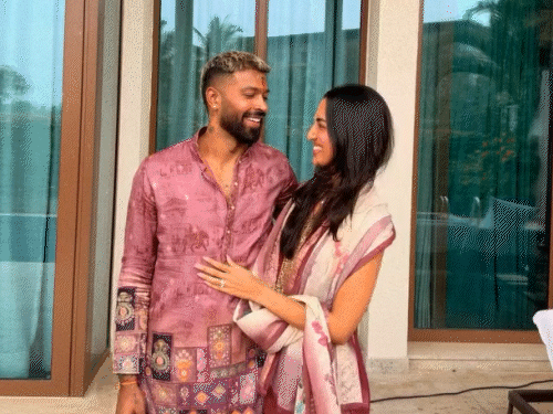 हार्दिक अपनी गर्लफ्रेंड के गाल पर किस करते हुए।