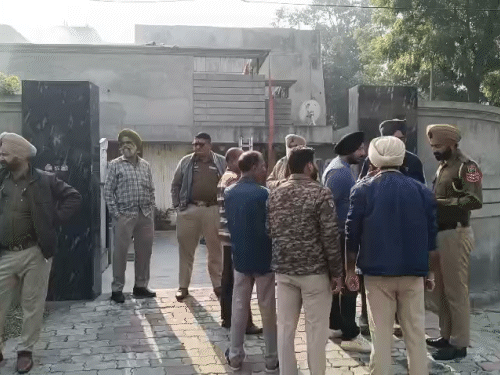 हादसे के बाद मौके पर पहुंची पुलिस टीम मामले की जांच करती हुई।