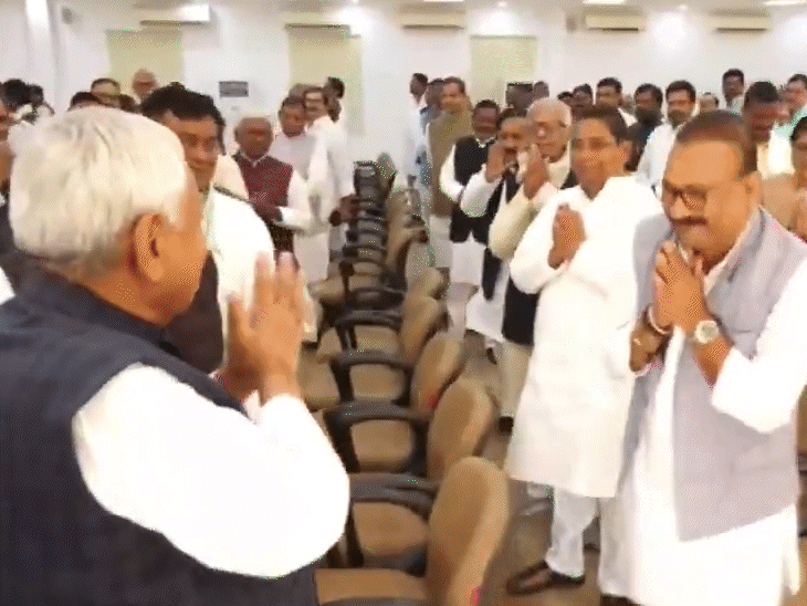 जदयू विधायक दल की बैठक में नीतीश कुमार को नेता चुना गया।