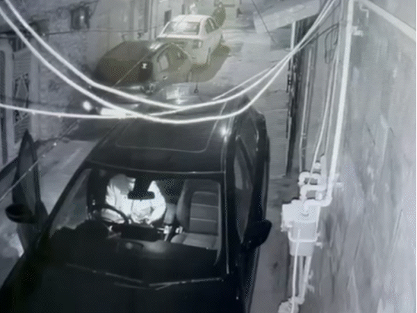 हमलावर कांग्रेस नेता सत्येंद्र सिंह को घर के सामने पीटते रहे। - Dainik Bhaskar