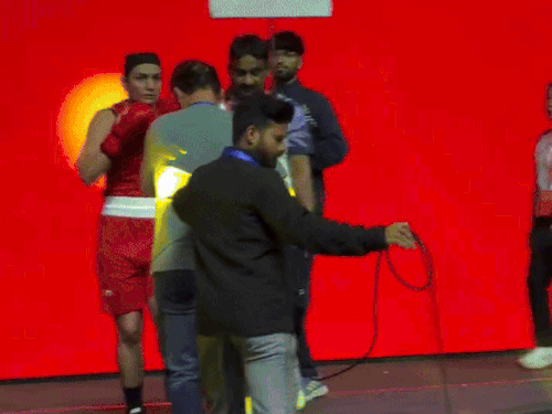 वर्ल्ड कप में सेमिफाइनल के मुकाबले के लिए रिंग में जाती स्वीटी बूरा।