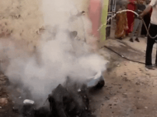 आसपास के लोगों ने अपने स्तर पर ही आग पर काबू पाया।