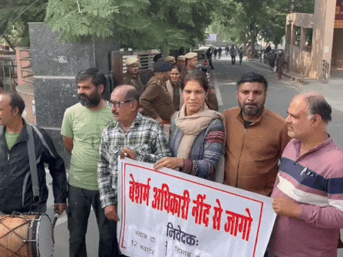 हिसार नगर निगम कार्यालय के बाहर प्रदर्शन करते लोग।