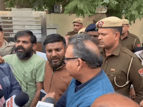 नगर निगम के एसई सतीश गर्ग के सामने अपनी समस्या रखते प्रदर्शनकारी।