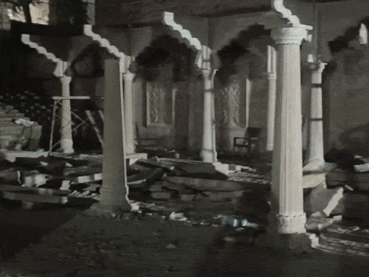 मुख्य गेट का निर्माण 10 करोड़ रुपए में किया जा रहा है। 12 पिलर रखे हुए थे। 12 में 8 पिलर गिरे। - Dainik Bhaskar