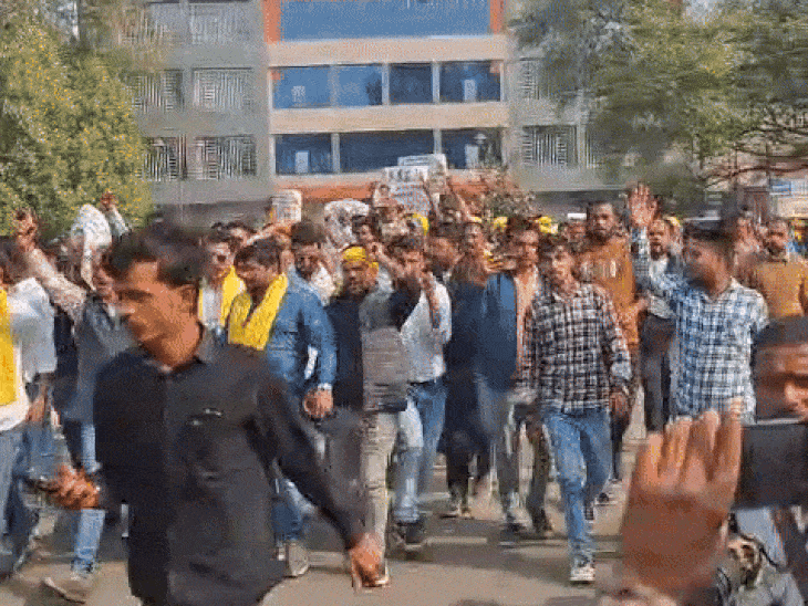 प्रदर्शनकारी सरकार और भाजपा विधायक के खिलाफ नारेबाजी करते हुए चल रहे थे।