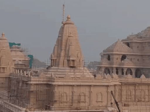 परकोटे और उसके मंदिरों का निर्माण पूरा होने के बाद उसकी भव्यता देखते ही बन रही।