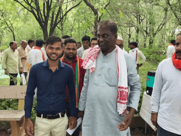 हरिओम साहू, सांची विधायक डॉ. प्रभुराम चौधरी के करीबी माने जाते हैं।