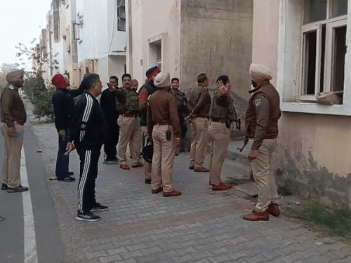 पुलिसकर्मी मीडिया को इशारे कर मौके पर बुलाते हुए।