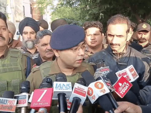 मामले को लेकर जानकारी देते एसएसपी आदित्य।