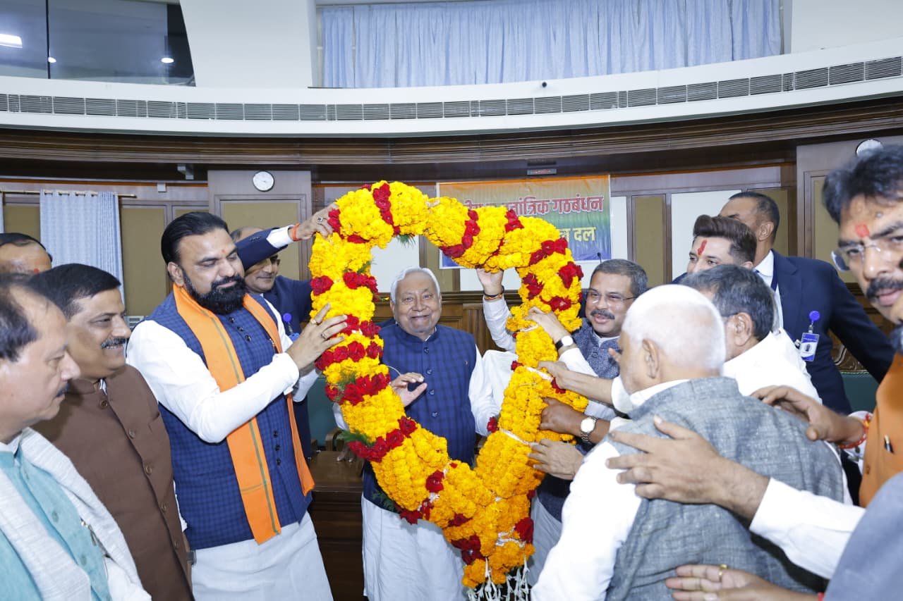 बिहार विधानमंडल के सेंट्रल हॉल में नीतीश कुमार को सर्वसम्मति से NDA विधायक दल का नेता चुना गया।