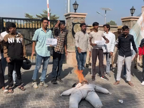 मयूर स्कूल के बाहर कार्यकर्ताओं ने टायर जलाकर स्कूल प्रशासन के खिलाफ जमकर नारेबाजी की।