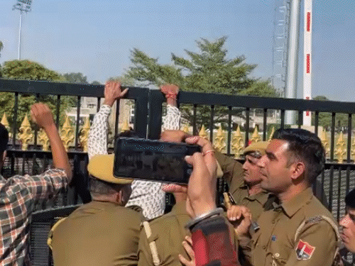 कार्यकर्ताओं स्कूल के गेट पर चढ़कर अंदर घुसने की कोशिश करने लगे। पुलिस ने रोका तो धक्का-मुक्की हुई।