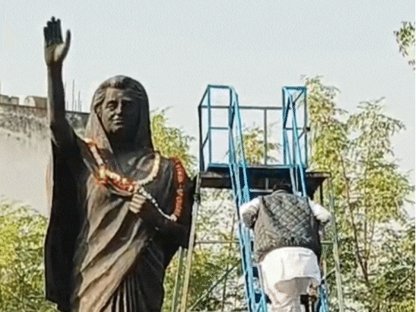 इंदौर में कांग्रेस जिला अध्यक्ष विपिन वानखेड़े ने इंदिरा गांधी की प्रतिमा पर माल्यार्पण किया।