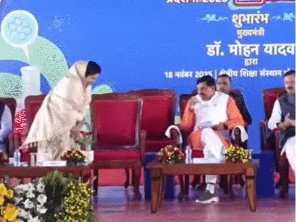 भोपाल में एक कार्यक्रम के मंच पर मंत्री और विधायक लगातार सीएम से बात करते नजर आए।