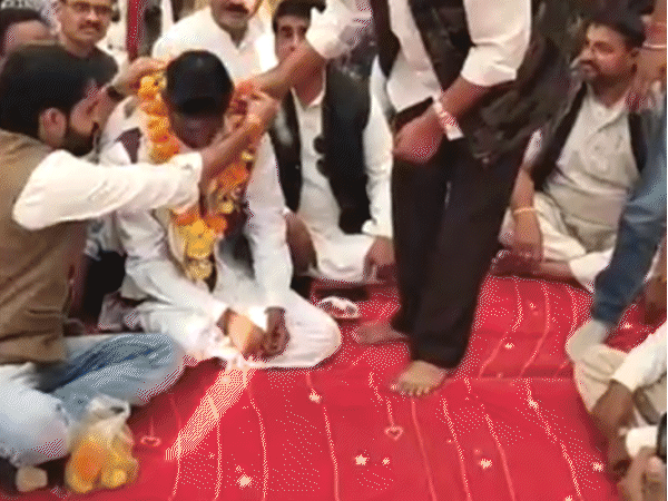 श्योपुर से कांग्रेस विधायक बाबू जंडेल भूख हड़ताल कर रहे हैं। वे नंगे पैर ही घूम रहे हैं।