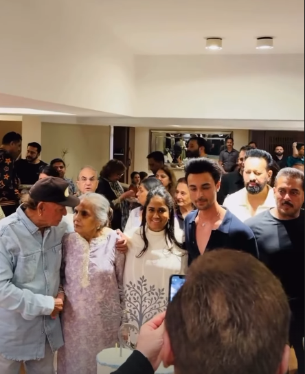 फैमिली फोटो क्लिक करते हुए सोहेल खान।