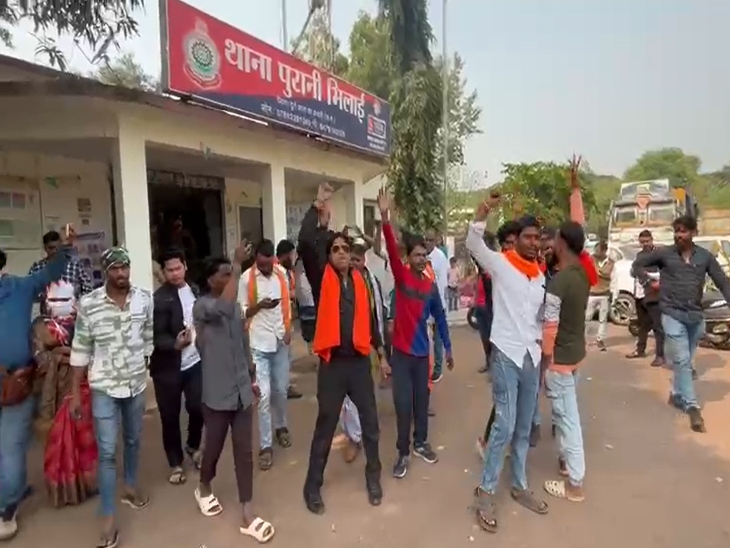 हिंदूवादी संगठन के लोगों ने भिलाई-3 थाने का घेराव किया।
