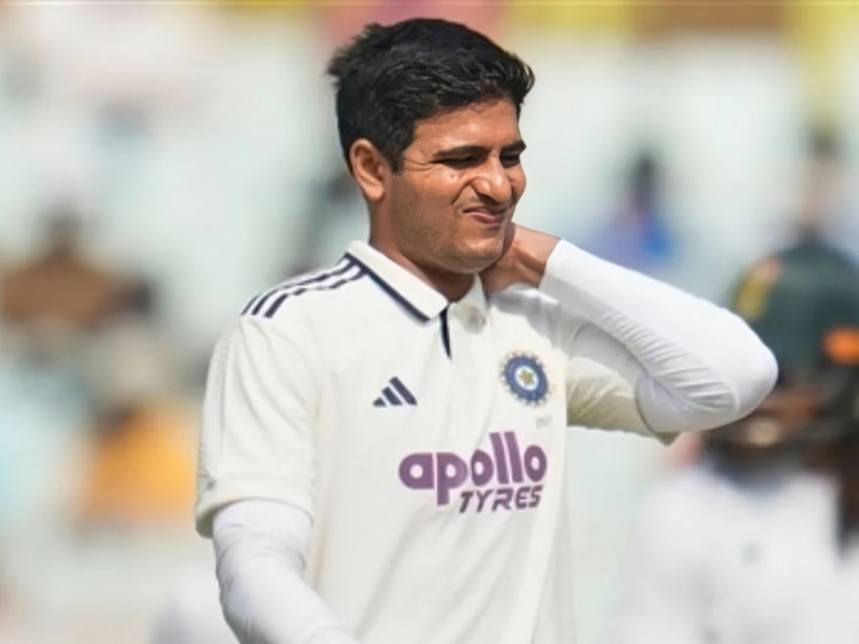 भारतीय कप्तान शुभमन गिल को कोलकाता टेस्ट के दूसरे दिन गर्दन में ऐंठन की परेशानी हुई थी। उन्हें पारी बीच में छोड़नी पड़ी थी। - Dainik Bhaskar