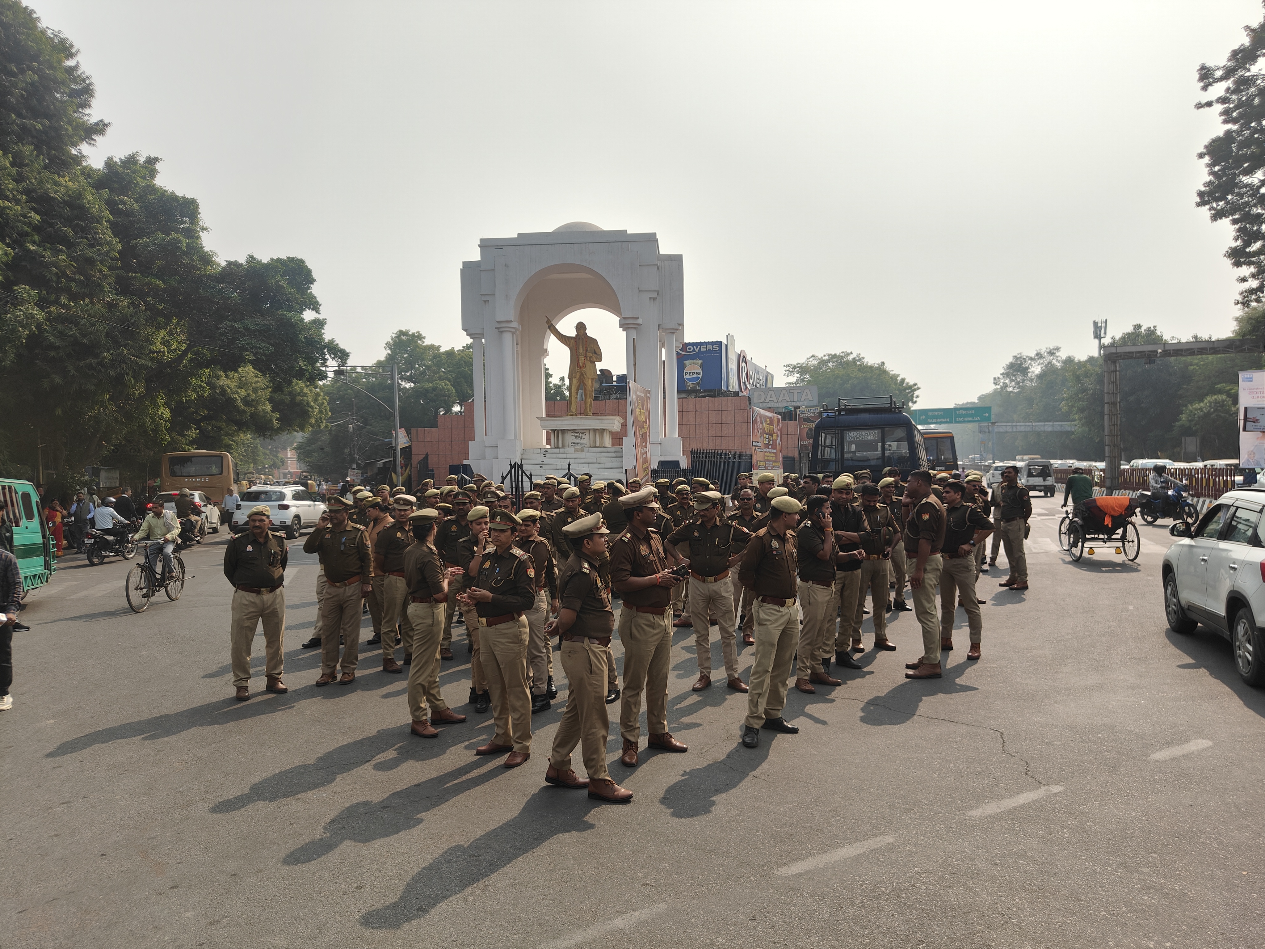 प्रदर्शन के चलते हजरतगंज चौराहा पुलिस छावनी बना।