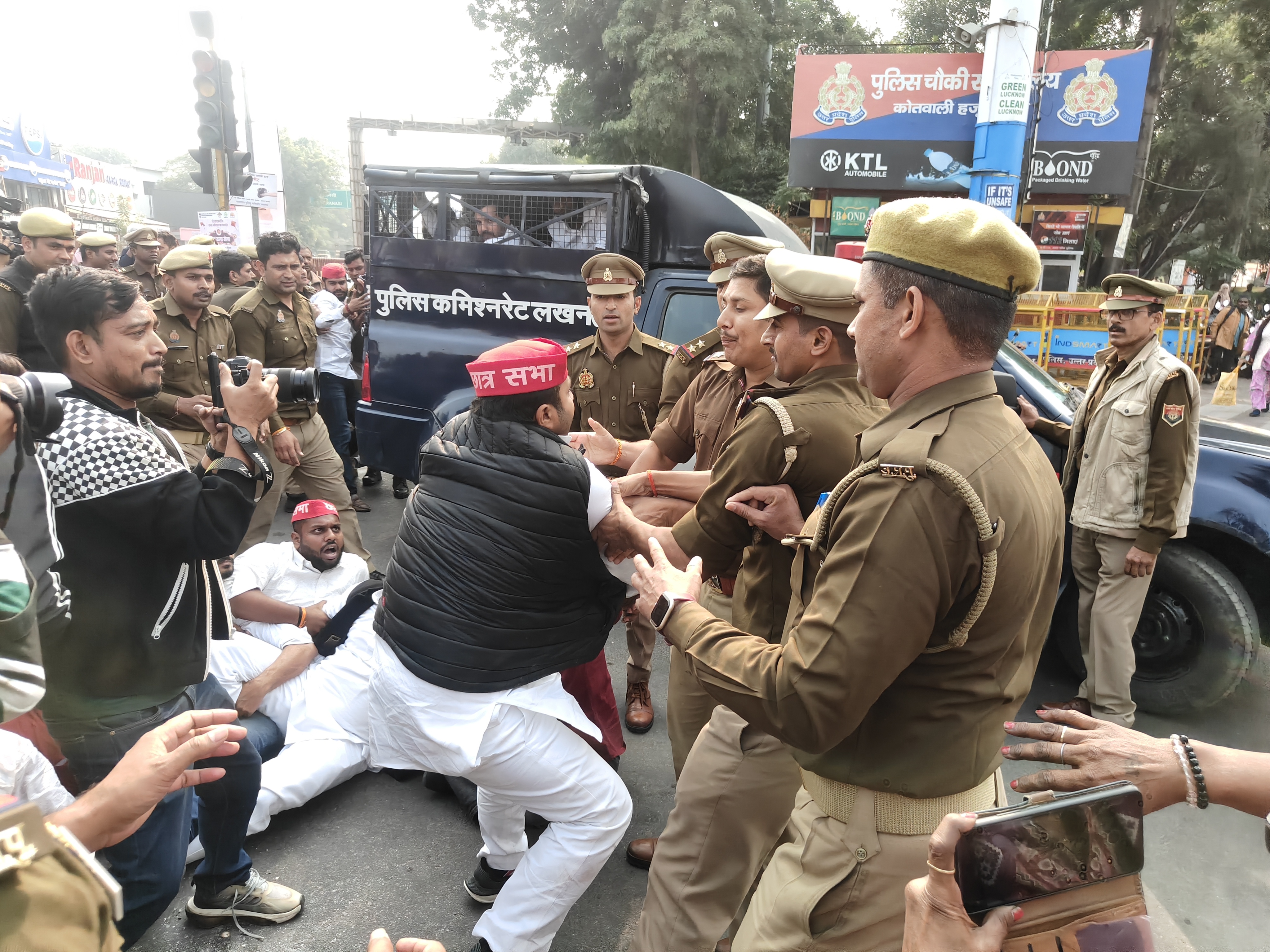 सपा कार्यकर्ता और पुलिस में नोकझोंक भी हुई।