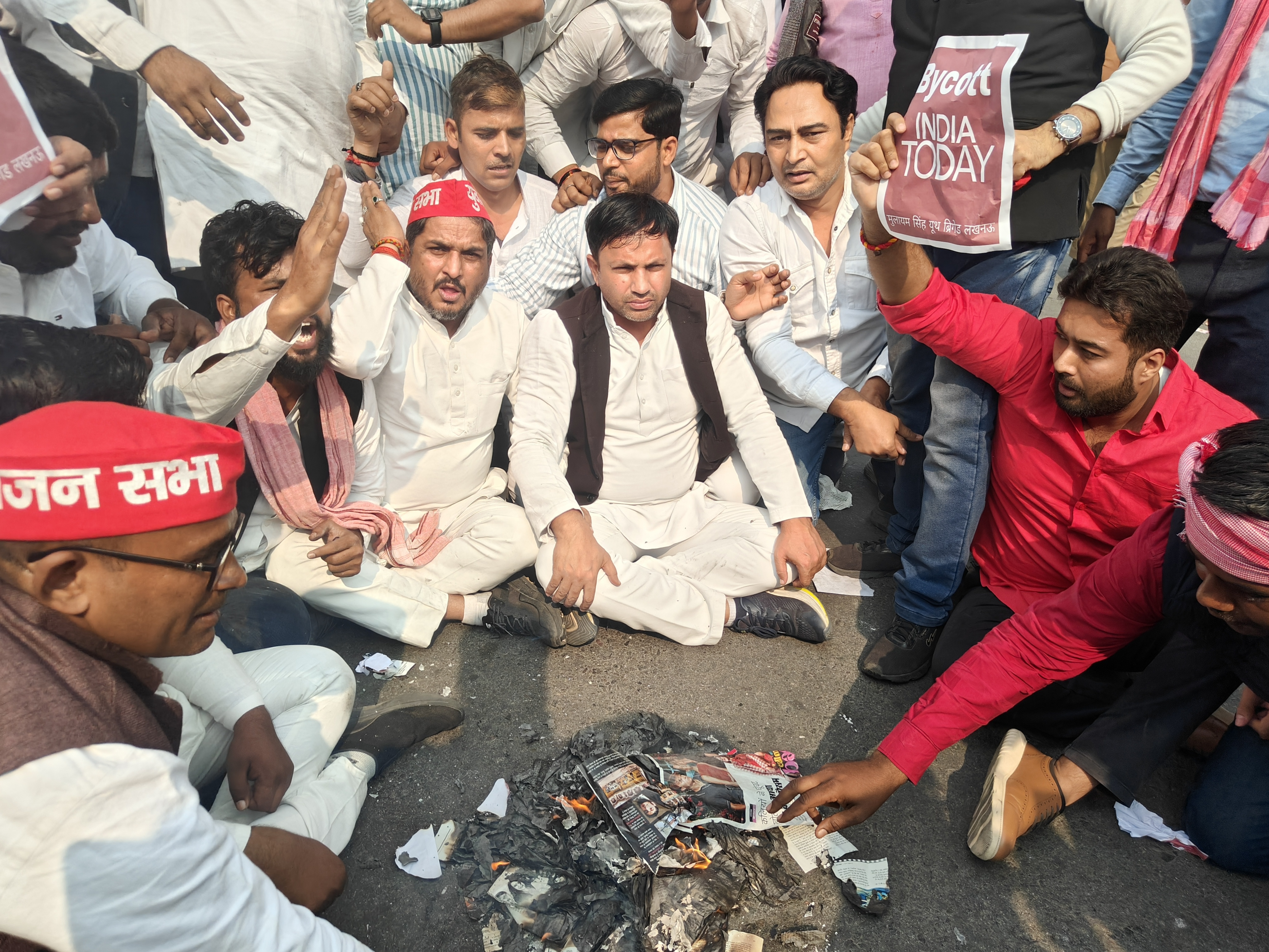 हजरतगंज चौराहे पर सपाइयों ने पोस्टर-बैनर जलाकर विरोध दर्ज कराया।