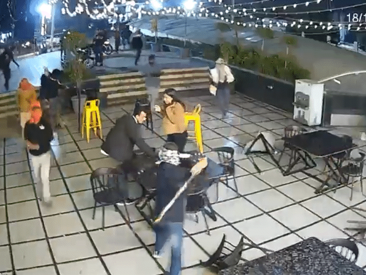 नकाबपोश बदमाश अचानक कैफे में घुसे। वहां बैठे लोग जान बचाकर भाग निकले।