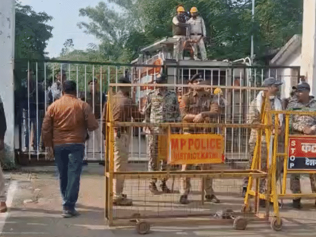 पुलिस ने प्रदर्शनकारियों को रोकने के लिए बैरिकेडिंग कर रखी थी। बड़ी संख्या में जवान तैनात थे।