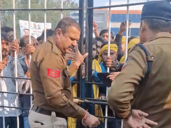 प्रदर्शनकारी कलेक्ट्रेट पहुंचते उससे पहले ही पुलिस ने गेट बंद कर दिया और उनको रोक दिया।