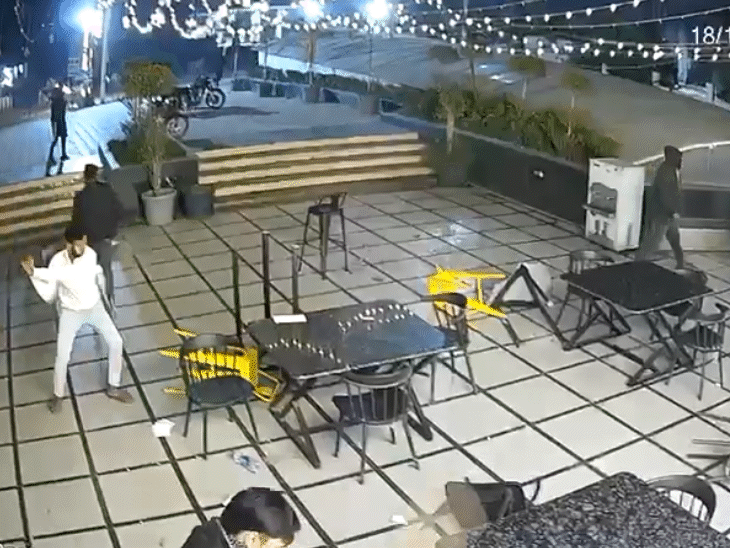 बदमाशों ने हॉकी-डंडों से कैफे में रखे कुर्सी-टेबल और अन्य सामान में तोड़फोड़ की।