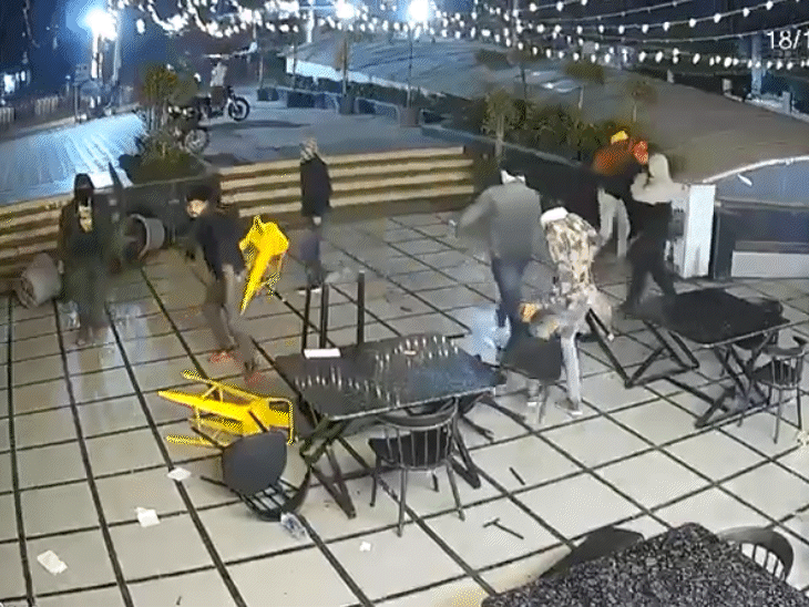 करीब 2 मिनट तक तोड़फोड़ करने के बाद सभी बदमाश भाग निकले।