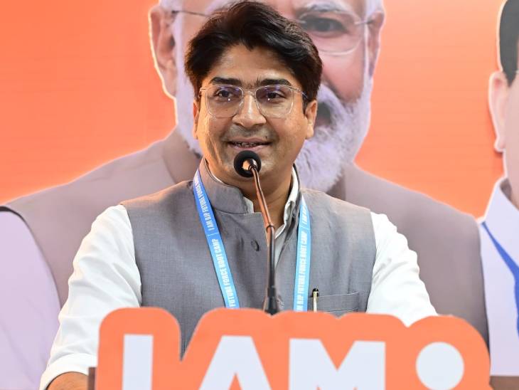 मुदित शेजवार ने फेसबुक पोस्ट शेयर की है।