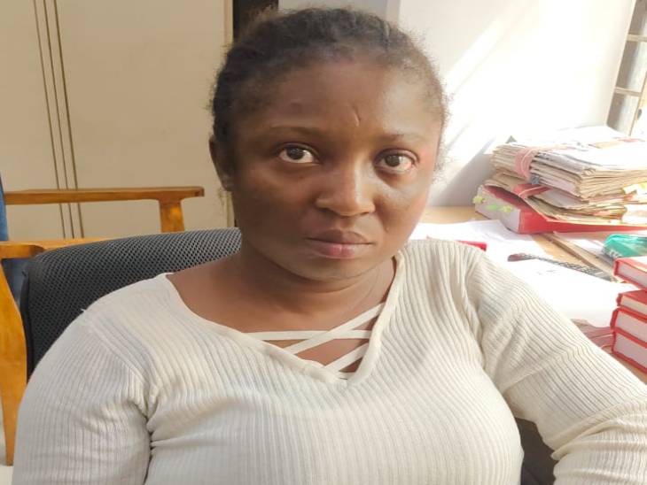 नारकोटिक्स डिपार्टमेंट ने इस अफ्रीकी महिला को पकड़ा है।