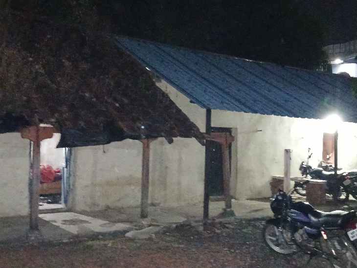 सुरखी थाना के पुराने क्वार्टर क्षतिग्रस्त हालत में हैं, फिर भी पुलिसकर्मी उनमें निवास कर रहे हैं।